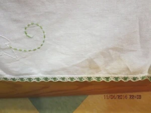 TOVAGLIA VINTAGE RICAMATA A MANO--51" X 46"--DESIGN FOGLIA-BORDO UNCINETTO-#R27-5 - Foto 1 di 23