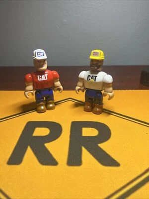 Lote de 2 camisas rojas y blancas Mega Bloks CAT Construction Crew Workers Foto 1 de 4
