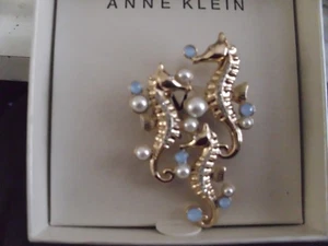 Vintage Anne Klein Brosche Anstecknadel 3 Seepferdchen blau Emaille silberfarben - Bild 1 von 3