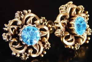 VINTAGE CORO SIGNED SCREW BACK EARRINGS GOLD TONE AQUA BLUE JEWEL ELEGANT DESIGN - Picture 1 of 10