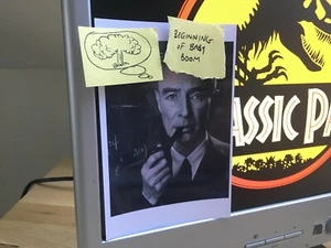 Jurassic park OPPENHEIMER Denis Nedry desk photography post it Movie PROP Props - Photo 1/5