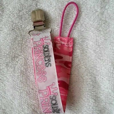 Chupete/soporte para chupete bebé con clip de metal/PRINCESA SOLDADO/recién listado Foto 1 de 4