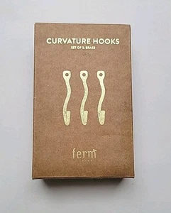 Juego de 3 ganchos de curvatura de latón Ferm Living diseño danés moderno formado a mano nuevo en caja - Imagen 1 de 7