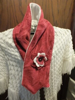 Bufanda polar reciclada reutilizada hecha a mano flor rosa blanco cierre a presión Foto 1 de 3