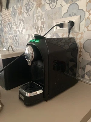  macchinetta del caffe bialetti  nera utilizzata pochissimo  - Immagine 1 di 4
