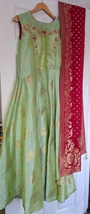 Damen grüne Jacquardseide volle Kurta mit Seide Dupatta. Größe XL nur einmal getragen - Bild 1 von 4