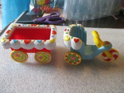 Винтажный Playskool Знакомые Места Праздник Конфетная Трость Красный Трехколесный велосипед и УНИВЕРСАЛ - Изображение 1 из 4