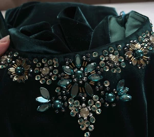 NEU MIT ETIKETT ALEX EVENINGS GRÜNES PLISSIERTES ETUIKLEID MIT SAMTVERZIERUNG GRÖSSE 12 179 $ - Bild 1 von 21