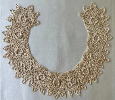 Collar de ganchillo de encaje vintage - hecho a mano - color tostado Foto 1 de 4