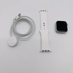 Apple Watch Series 4 40mm (GPS + Cellular) Aluminum Case - Photo 1 sur 9