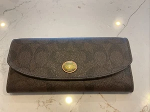 Cartera Coach Peyton Signature (marrón oscuro) - Imagen 1 de 7