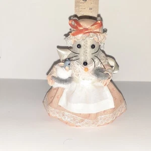 Figura de muñeca madre ratón hecha a mano de fieltro vintage sosteniendo bebé pequeño 3 1/2" - Imagen 1 de 4
