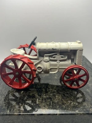 Tractor diecast Fordson gris y rojo ERTL 1/16. Usado y muy querido Foto 1 de 4
