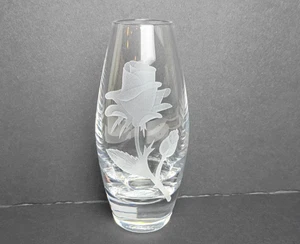 Jarrón Stuart Strathearn de cristal grabado Rosebud fondo pesado 5" de alto - Imagen 1 de 9