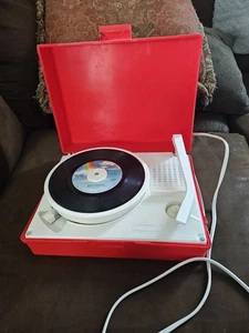 REALISTIC PORTABLE PHONOGRAPH CAT # 13-118 Tested And Works - READ - Picture 1 of 10