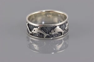 Anillo de plata de ley de 9 mm tallados con delfines oxidados con borde banda 925 talla: 13 - Imagen 1 de 7