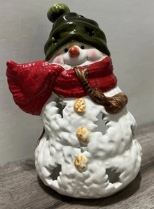 Estatuilla muñeco de nieve de 5,75 pulgadas soporte de luz de té árbol de Navidad y agujeros de estrella invierno - Imagen 1 de 8