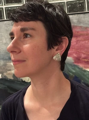 PENDIENTES CLIP TRIÁNGULO TEXTURA ABSTRACTA ESTERLINA ELECTROFORMA SIMON SEBBAG ISRAEL Foto 1 de 4