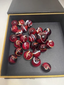 Lote De 24 Canicas De Colección Rojo Sangre Remolino Profundo Crema/Blanco - Imagen 1 de 5