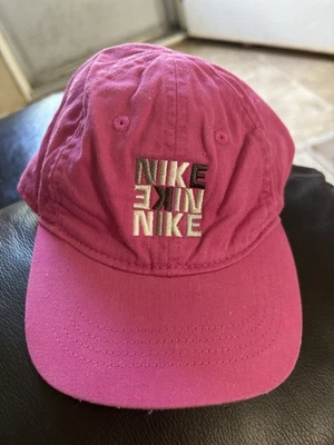 Gorra Nike morada para niños solo usada una vez en buen estado sombrero para niños Foto 1 de 4