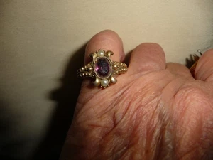 ANILLO REPRO VICTORIA ESTILO TONO DORADO CON PIEDRA PÚRPURA Y PERLAS DE IMITACIÓN TALLA 6,5 #29/24 - Imagen 1 de 9