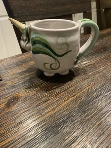 Mudworks Studio Kunstkeramik Becher 3D Fuß Finn das irische Einhorn - Bild 1 von 9