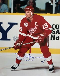 Steve Yzerman Detroit Red Wings Autographed 16x20 Photo