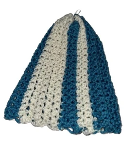 Gorro pequeño a rayas azul y blanco hecho a mano - Imagen 1 de 5