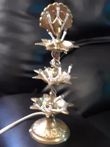 Soporte de latón 3 niveles con luces (no funciona) 8" de alto - Imagen 1 de 2