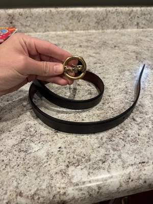 CINTURÓN HEBILLA FIRMA COACH CABALLO Y CARRO Negro F78181 Talla Grande M20 44 Foto 1 de 3