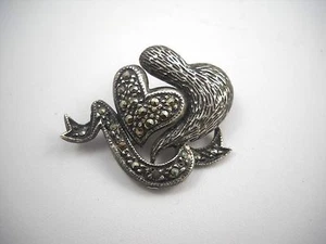 Broche vintage de corazones y cintas de ley esterlina y marcasita - Imagen 1 de 5