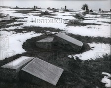 Foto imprensa 1978 Lápides danificou em Mount Esperança Cemitério, Spokane County
