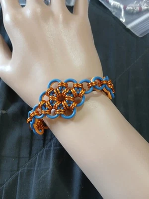 Pulsera reversible de cota de encaje japonés naranja y azul (tema castaño rojizo) Foto 1 de 2