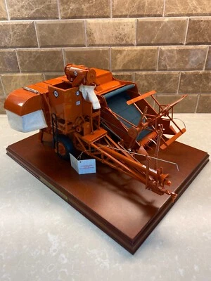 ALLIS-CHALMERS 60A ALL CROP HARVESTER 1/12 SCALE COMBINE BY THE FRANLKIN MINT - Image 1 of 4