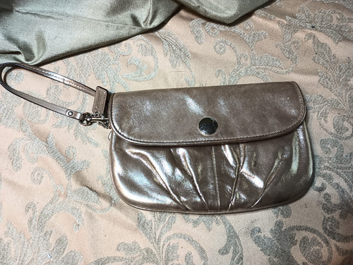 Pochette da polso Coach metallizzata champagne oro scintillante pelle plissettata F45263