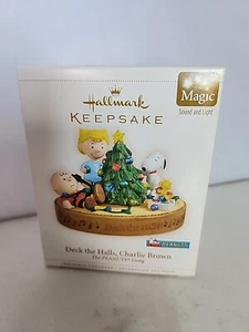 2006 Hallmark Deck the Halls Charlie Brown Ornament Magic Light Sound *VIDEO* - Bild 1 von 3