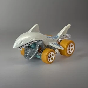 2023 Hot Wheels Street Beasts Shark Bite WHITE Pearl Exclusive Street Beasts - Bild 1 von 14