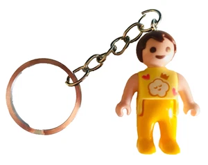 Playmobil Baby Junge gelbes T-Shirt Outfit Schlüsselanhänger - 41 - Junge Box - Bild 1 von 3