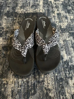 Clarks Cloud Steppers Black Thong Slip On Comfort Flip Flops Shoes Sandals Sz.10 - Image 1 of 4