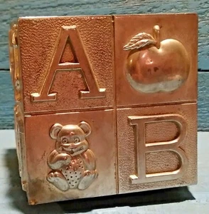 Banchina per monete porcellino d'Alfabeto blocco 3" cubo vintage asilo nido metallo pesante  - Foto 1 di 6