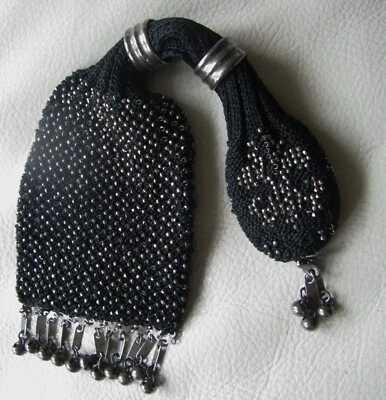 Cartera antigua negra plateada FLEUR DE LIS acero micro cuentas borla miser años 1890 Foto 1 de 4