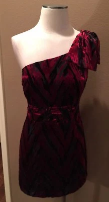 Vestido Silence + Noise S Elegante Un Hombro Granate y Negro Vestido de Fiesta Foto 1 de 4