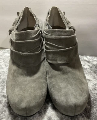 Y2K Me Too Level 靴子 高跟鞋 灰色 麂皮绒 皮革 侧拉链 蝴蝶结 尺码 8 — 第 1/4 张图片