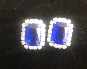 Orecchini traforati rettangolari con strass blu royal - Foto 1 di 2