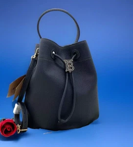 AUTÉNTICO NUEVO CON ETIQUETAS $2250 Bolso Bucket Burberry Pequeño Cuero Granulado Placa TB Cordón-NEGRO - Imagen 1 de 22