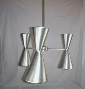 Accesorio de luz cono de aluminio de 3 brazos moderno Litecraft de mediados de siglo de colección - Imagen 1 de 20