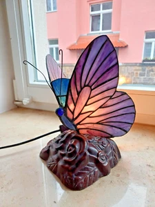 Tischlampe Schmetterling • Blau/Violett Glas • Metallfuß Blüte • leicht schief • - Bild 1 von 8