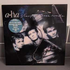 A-HA - STAY ON THESE ROADS 1988 EU 1st VINYL LP WX166 925 733-1 VG+/EX - Foto 1 di 10