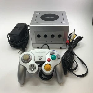 Nintendo GameCube Videospielkonsole DOL-001 Silber mit Kabeln und Controller - Bild 1 von 17