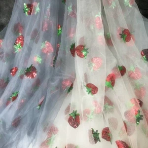 Broderie Sequin Fraise Graphique Tissu Maille Filet Tulle Voile Cousue Artisanat - Picture 1 of 14